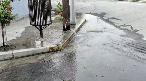 Truena tubería en la colonia Cantú y provoca dos fugas 