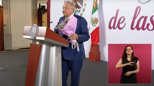 AMLO festeja con mariachi a todas las mamás de México