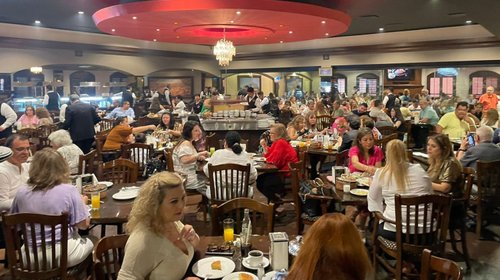 Lucen restaurantes a reventar por festejo a mamás