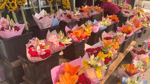 Regios visitan florerías desde muy temprano este 10 de mayo