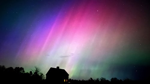 Potente tormenta solar forma coloridas auroras boreales