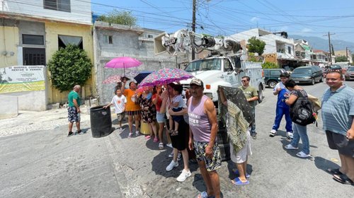 Retienen a elementos de CFE por falta de energía eléctrica