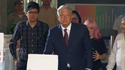 López Obrador y su esposa emiten su voto en la Ciudad de México