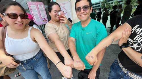 Ciudadanos se enumeran el brazo ante limitada cantidad de boletas
