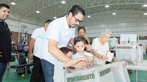 Vota De la Peña por un segundo mandato en Santiago