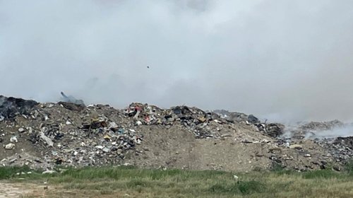 Tapan con tierra incendio en basurero de Pesquería