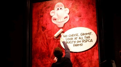 Defensores de animales vandalizan pintura del rey Carlos III