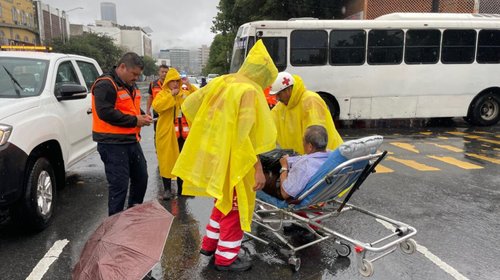 Arrolla a adulto mayor en el centro de Monterrey