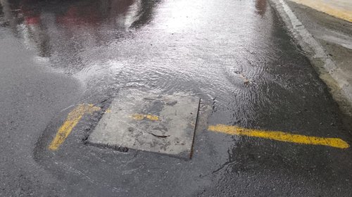 Brota agua potable de registro en el municipio de Monterrey