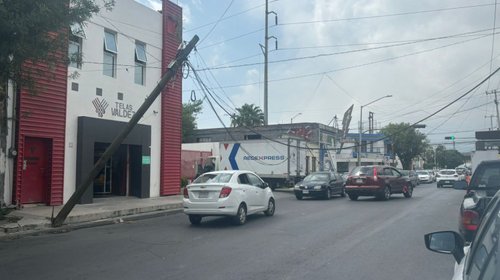 Camión jala cables y daña poste en el centro de Monterrey 