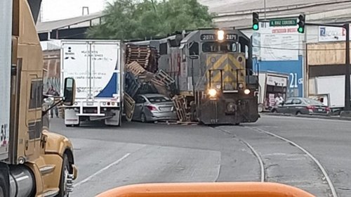 Chocan tres vehículos con tren en la colonia Vidriera
