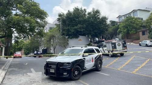 Balean residencia y dejan corona de flores en San Pedro