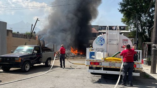 Consume incendio tejabanes en Centro de Monterrey