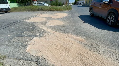 Ciudadanos tapan baches ante la falta de acción gubernamental