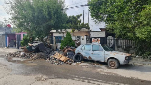 Molesta a vecinos acumulación de basura afuera de domicilio