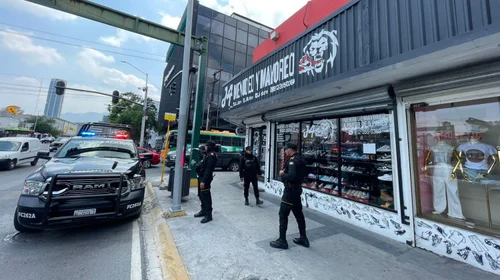 Inspeccionan locales de venta de tenis en Monterrey