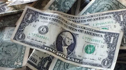 Incertidumbre política fortalece al dólar; acaricia los 20 pesos