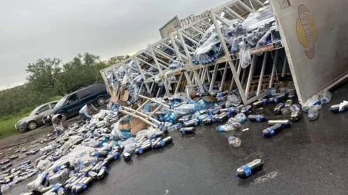 Volcadura de camión colapsa carretera a Monclova; hacen rapiña 
