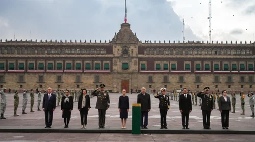 AMLO iza bandera a media asta en memoria a víctimas de sismos