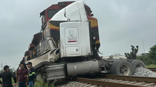 Impacta tren con tráiler en Escobedo; conductor resulta herido