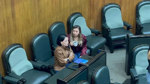 ¿Hay roces en Morena? Velázquez se sienta lejos de su bancada