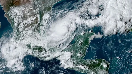 Milton se debilita a huracán categoría 4; se dirige a Florida