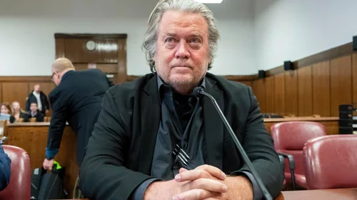 Steve Bannon, viejo aliado de Trump, sale de prisión