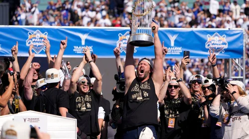 Dodgers festejan título de Serie Mundial en su estadio