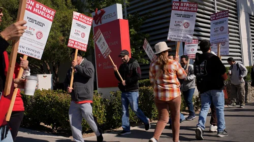 Empleados en casino de Las Vegas mantienen huelga por segundo día
