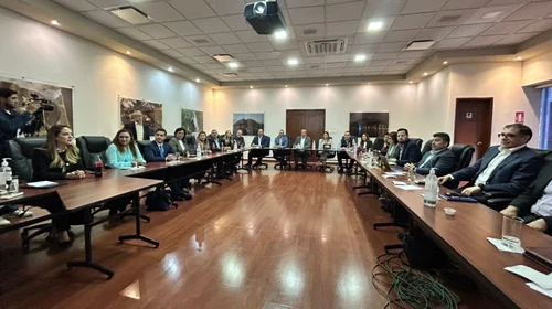 Arriban diputados a Tesorería para reunión del Presupuesto