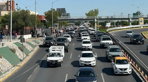 Colapsan vialidades por cierres del desfile de la Revolución