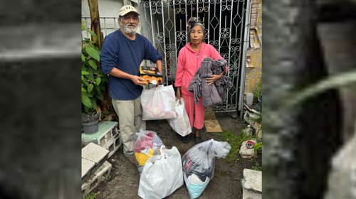 Ayudan a abuelitos que juntan latas para comprar medicinas