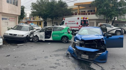 Choca auto de Movilidad al perseguir vehículo; hay 5 lesionados