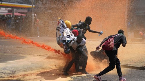 Manifestantes irrumpen en sede del Parlamento en Kenia