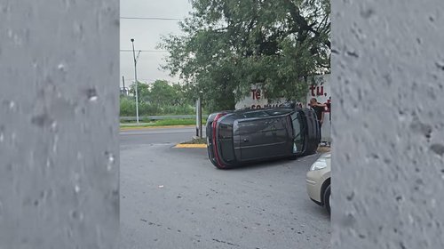 Automovilista vuelca e impacta barda en Morones Prieto