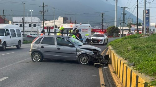 Conductor dormita y choca en la avenida Revolución