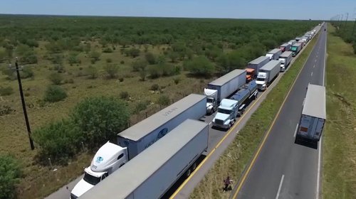 Se cae sistema de aduanas; camiones de carga quedan varados