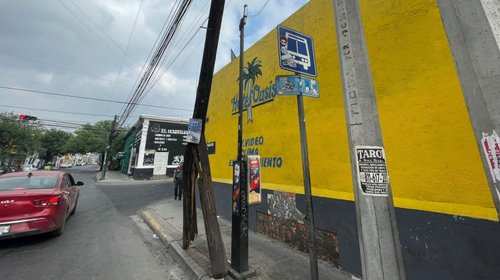 Alarma poste de luz a punto de caer en el centro de Monterrey