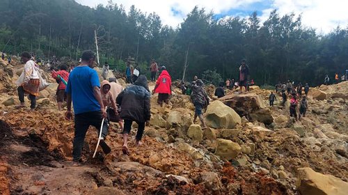 Buscan a personas enterradas tras alud en Papúa Nueva Guinea
