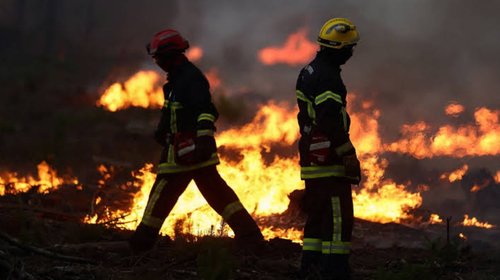 Francia contiene gran incendio, pero persisten riesgos