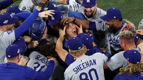 Dodgers derrota a Azulejos en extra innings y es bicampeón de MLB