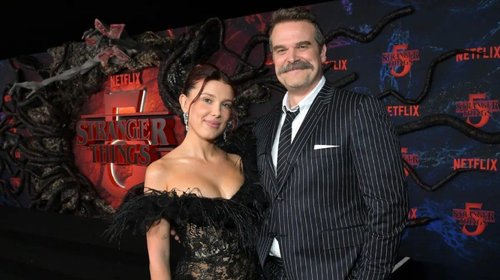 Millie Bobby Brown y David Harbour desmienten rumores en estreno