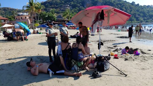 Marina rescata a cuatro personas en Playa Linda, Zihuatanejo