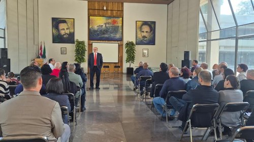 Embajador de Cuba en México rinde homenaje a militares caídos