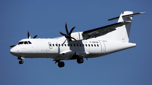 Desaparece avión con 11 personas en Indonesia