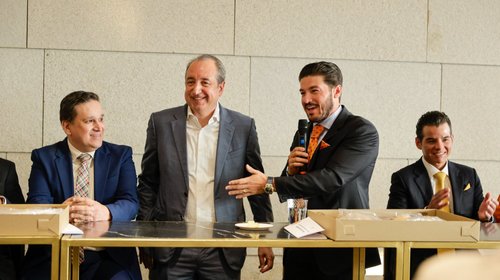 Presenta Samuel García a Ulises Carlín como relevo de Tesorería