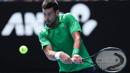 Djokovic avanza a semifinales tras retiro de Musetti en Australia