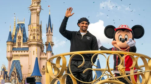 Jalen Hurts redondea festejo del Super Bowl con viaje a Disney