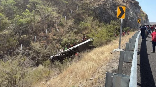 Contabilizan 18 muertos en accidente de autobús en Oaxaca