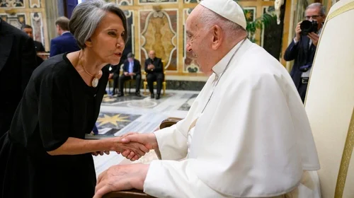 Famosos reaccionan ante el fallecimiento del papa Francisco